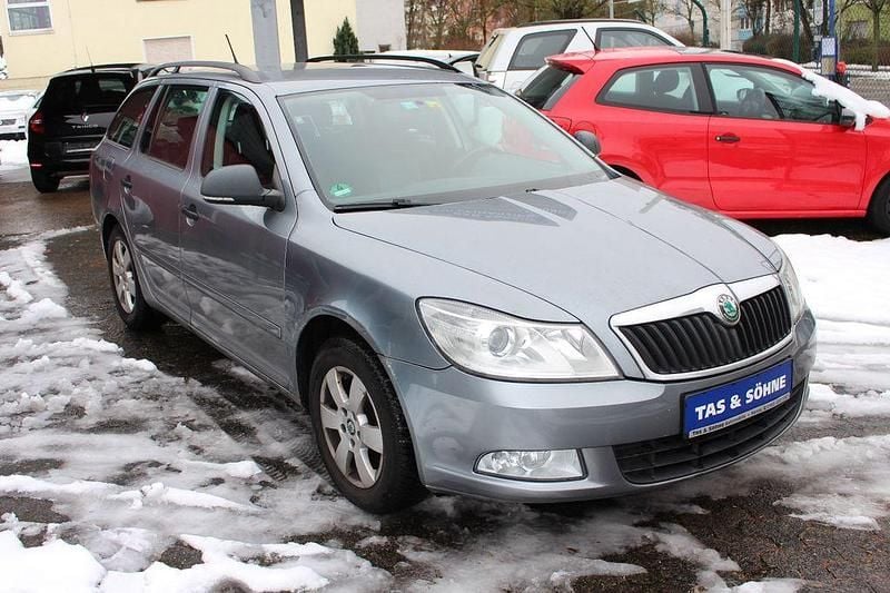 Grau Gebraucht 2012 Skoda Octavia Active Kombi | 4.999 € (Superpreis) - Bild 1/4