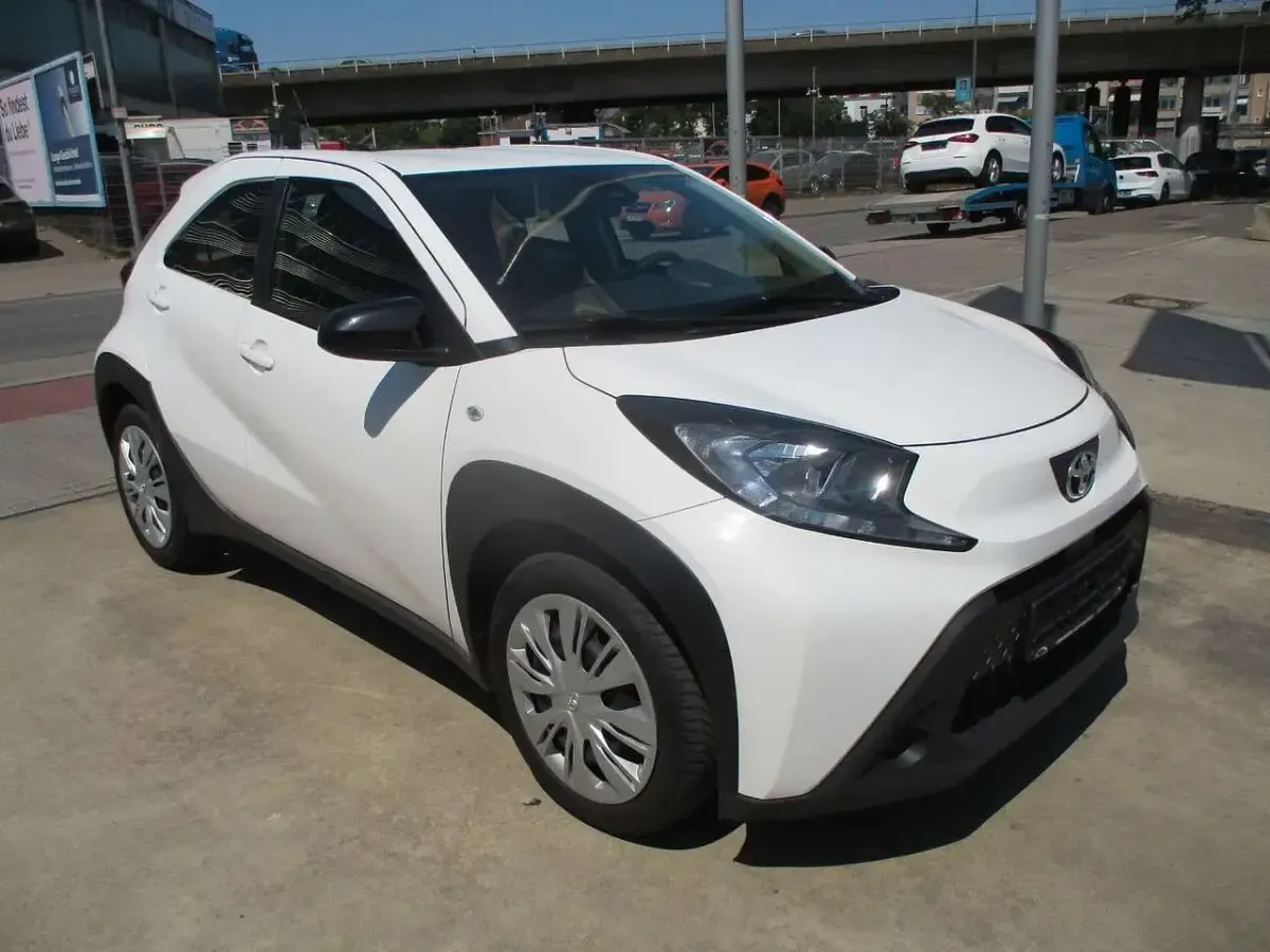 Gebraucht Toyota Aygo X X-play 72 PS (52 kW) 2023 Super (pure) white ii SUV