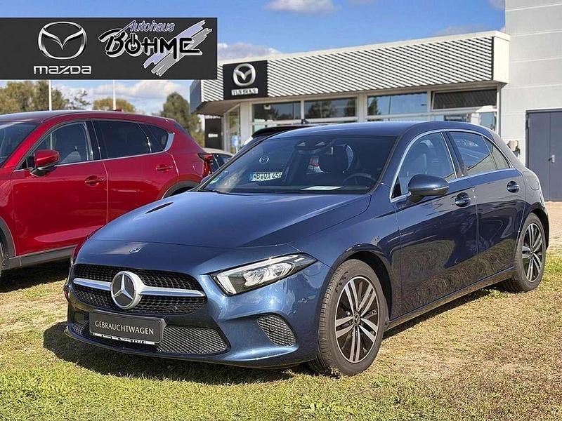 Denimblau metalliclack Gebraucht 2020 Mercedes A200 Progressive Limousine | 20.490 € (Fairer Preis) - Bild 1/4