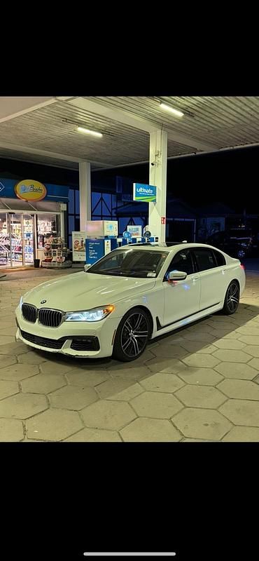 Weiß Gebraucht 2017 BMW 750L Limousine | 29.999 € (Fairer Preis) - Bild 1/4
