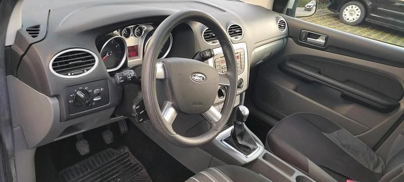 Gebraucht Ford Focus 100 PS (73 kW) 2010 Limousine