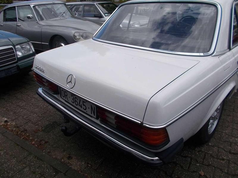 Gebraucht Mercedes 300 88 PS (64 kW) 1984 Weiß Limousine