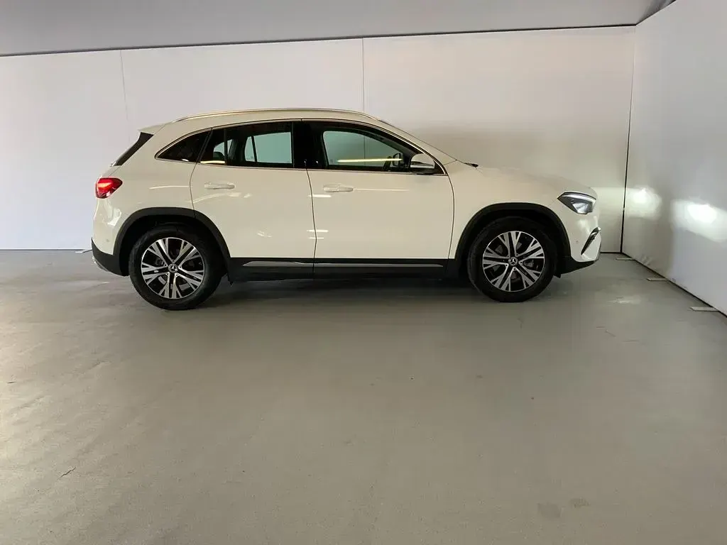 Gebraucht Mercedes GLA180 Progressive 116 PS (85 kW) 2024 Unilack polarweiß SUV