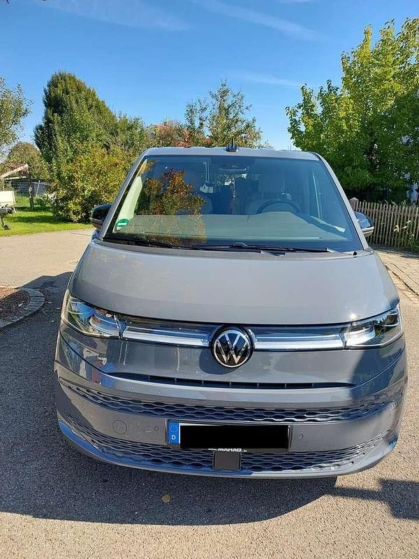 Gebraucht VW Multivan Style 150 PS (110 kW) 2023 Grau Van