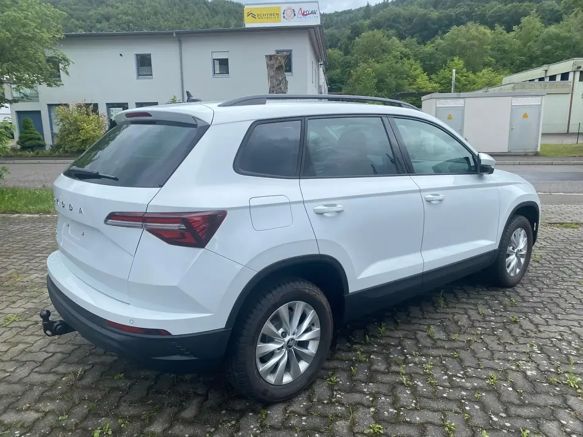 Neu Skoda Karoq Selection 150 PS (110 kW) 2026 Moonweiss metallic SUV