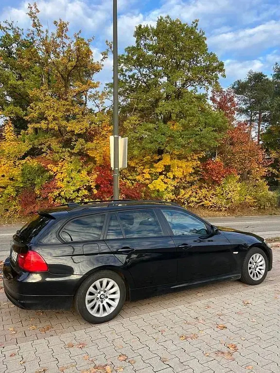 Gebraucht BMW 320 177 PS (130 kW) 2009 Schwarz Kombi