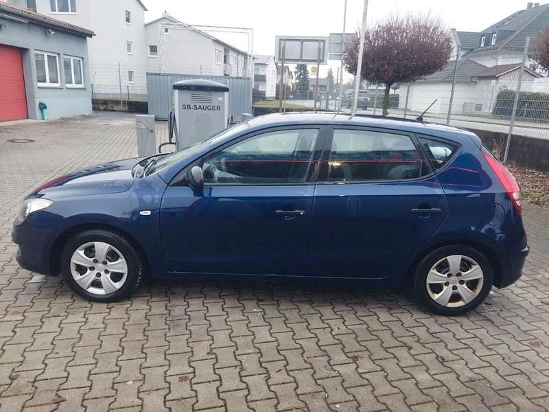 Gebraucht Hyundai i30 109 PS (80 kW) 2010 Blau Kleinwagen