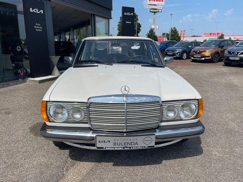 Gebraucht Mercedes 200 94 PS (69 kW) 1978 Weiß Limousine