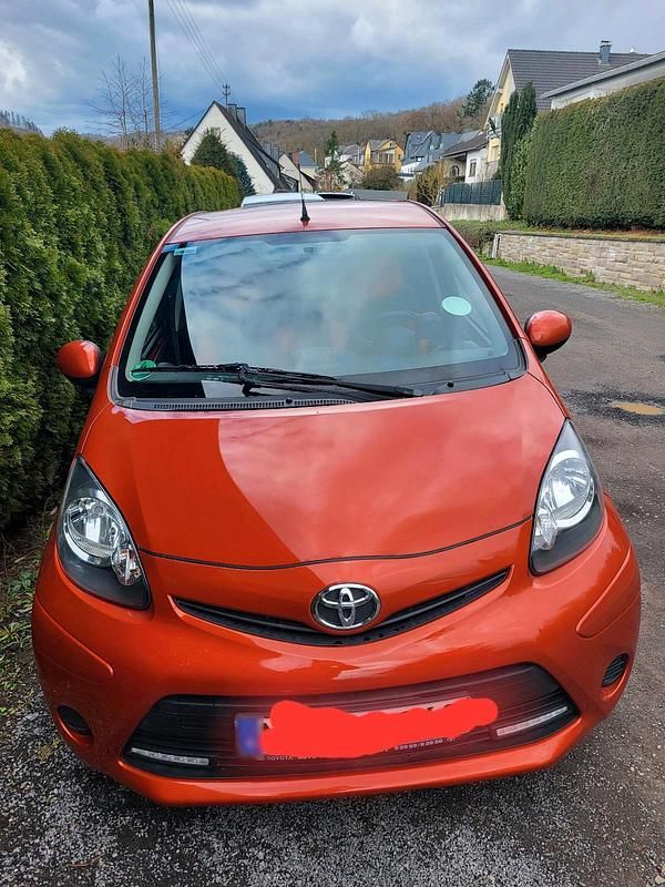 Gebraucht Toyota Aygo 69 PS (50 kW) 2012 Orange Kleinwagen
