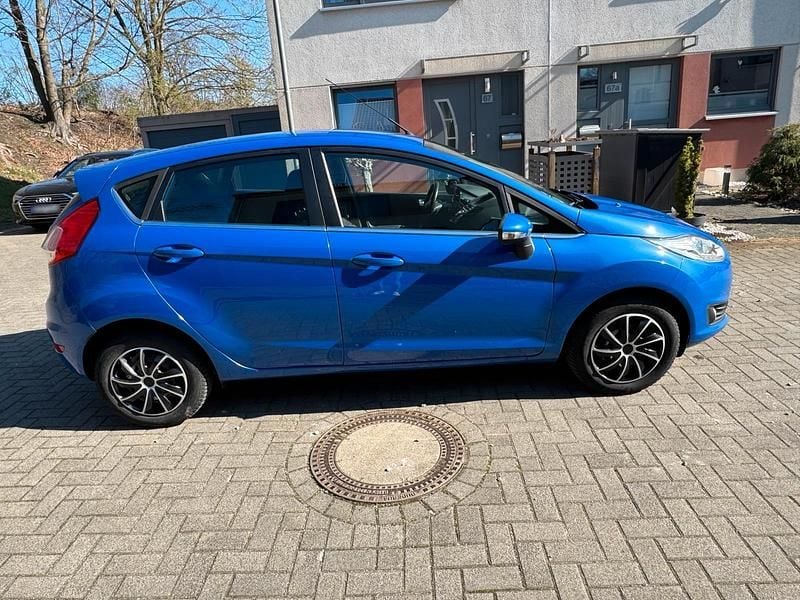 Second-hand Ford Fiesta 2013 Albastru Hatchback