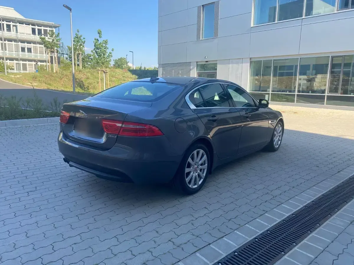 Gebraucht Jaguar XE Prestige 180 PS (132 kW) 2015 Grau Limousine