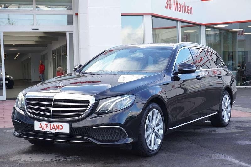 Obsidianschwarzmetallic Gebraucht 2020 Mercedes E200 Avantgarde Kombi | 31.990 € (Teuer) - Bild 1/4
