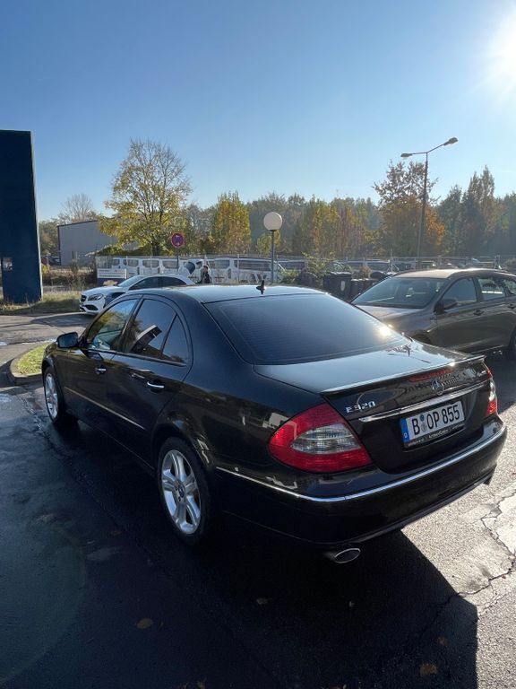 Schwarz Gebraucht 2009 Mercedes E320 Avantgarde Limousine | 12.900 € - Bild 1/4