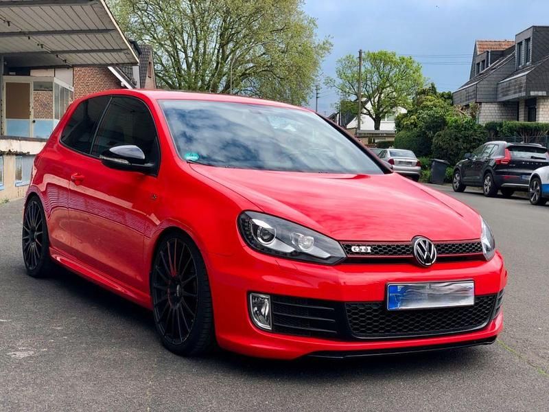 Rot Gebraucht 2012 VW Golf VI Edition Kleinwagen | 17.499 € - Bild 1/4