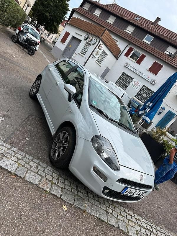 Weiß Gebraucht 2012 Fiat Grande Punto Kleinwagen | 4.799 € - Bild 1/4