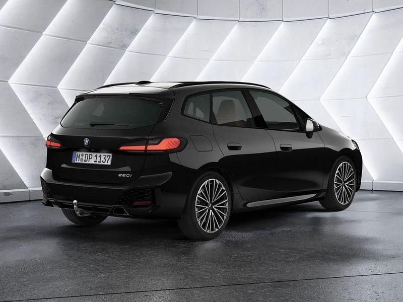 Neu BMW 220 Active Tourer M Sport 156 PS (114 kW) 2025 Black sapphire Van / Kleinbus