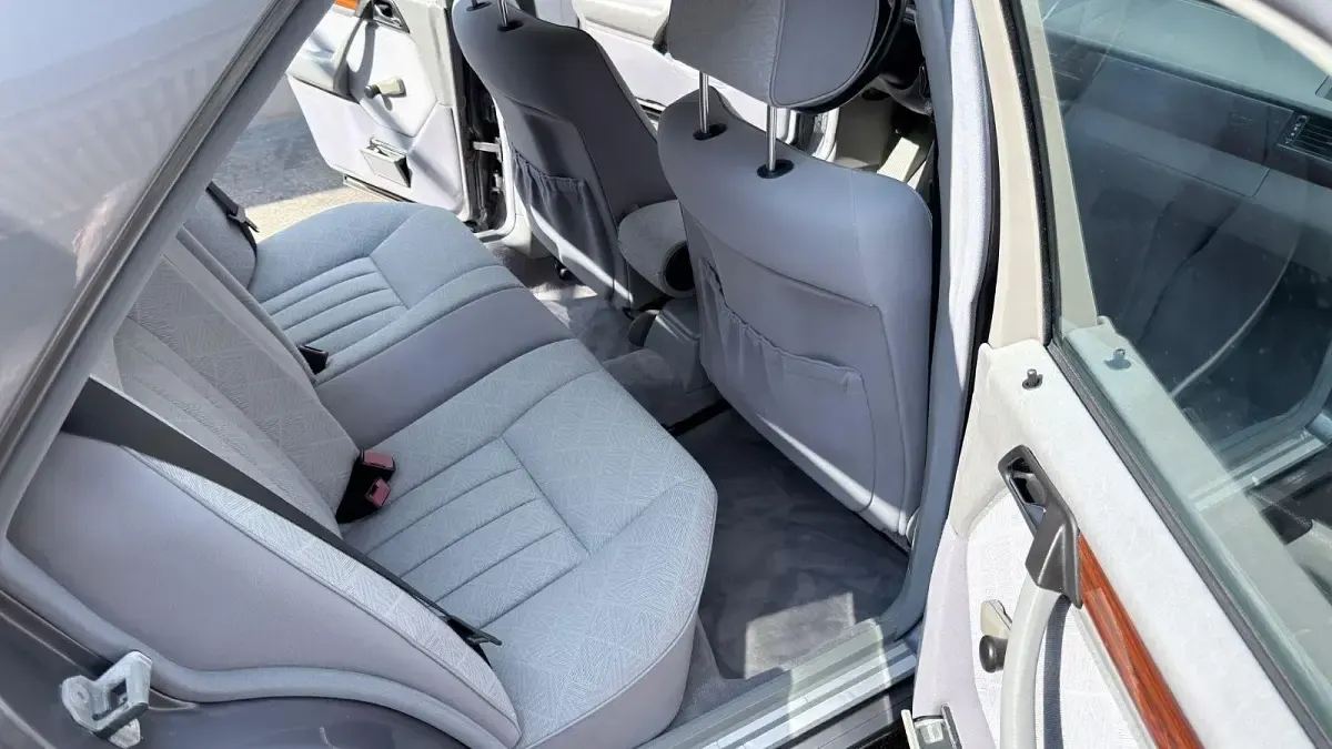 Gebraucht Mercedes 220 75 PS (55 kW) 1995 Grau Limousine