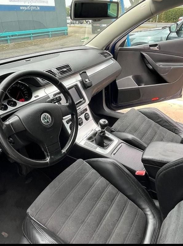 Second-hand VW Passat 150 CP (110 kW) 2005 Albastru Berlinǎ