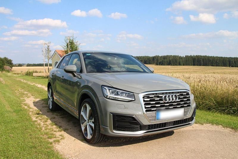 Gebraucht Audi Q2 S-Line 150 PS (110 kW) 2024 Silber SUV