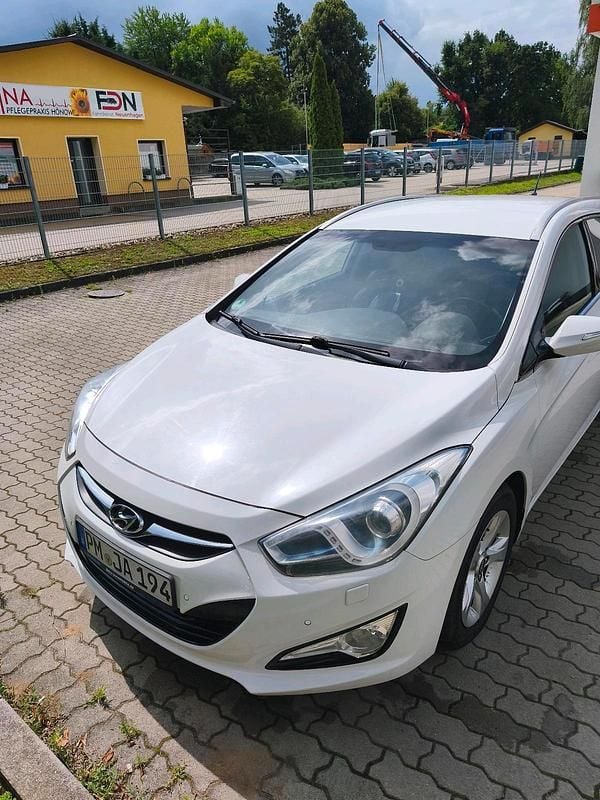 Weiß Gebraucht 2012 Hyundai i40 Kombi | 4.300 € (Superpreis) - Bild 1/4