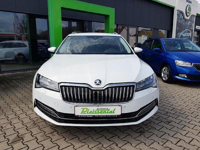 Gebraucht Skoda Superb 150 PS (110 kW) 2023 Moonweiss metallic Kombi