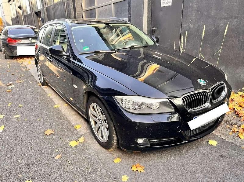 Schwarz Gebraucht 2012 BMW 318 Kombi | 4.699 € (Superpreis) - Bild 1/4