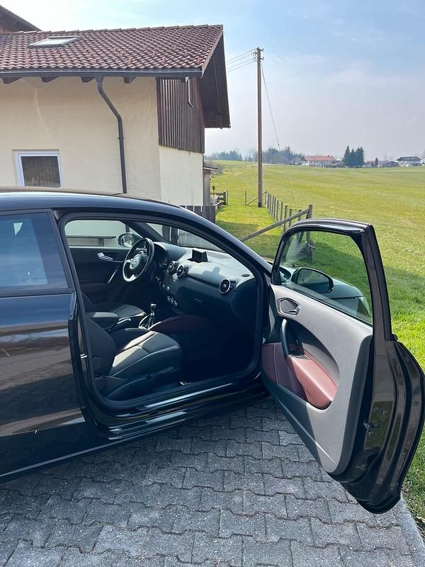 Gebraucht Audi A1 Attraction 86 PS (63 kW) 2012 Schwarz Kleinwagen