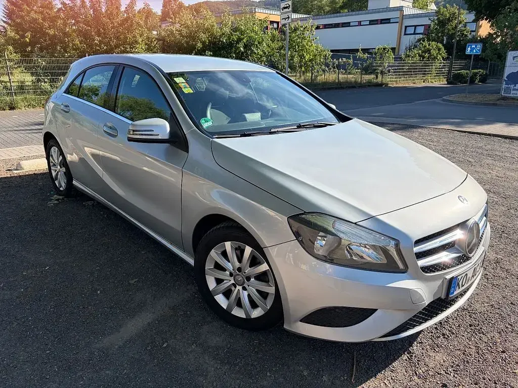 Gebraucht Mercedes A180 122 PS (89 kW) 2014 Silber Kleinwagen