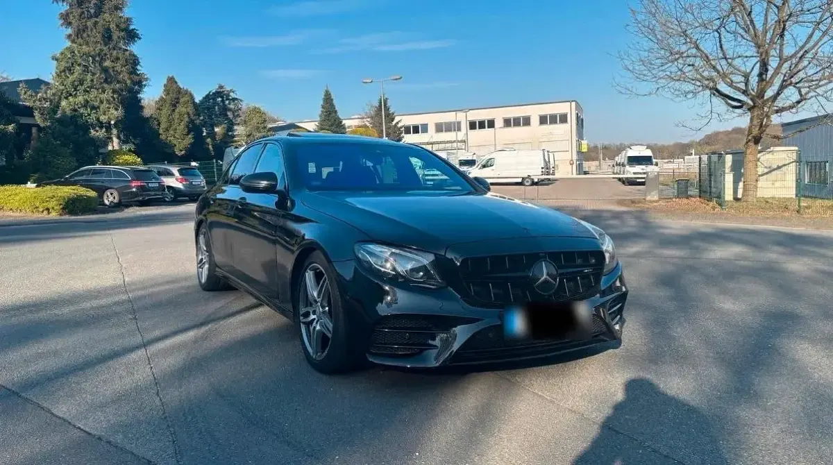 Używany Mercedes E220 AMG 194 KM (142 kW) 2017 Czarny Sedan/Limuzyna