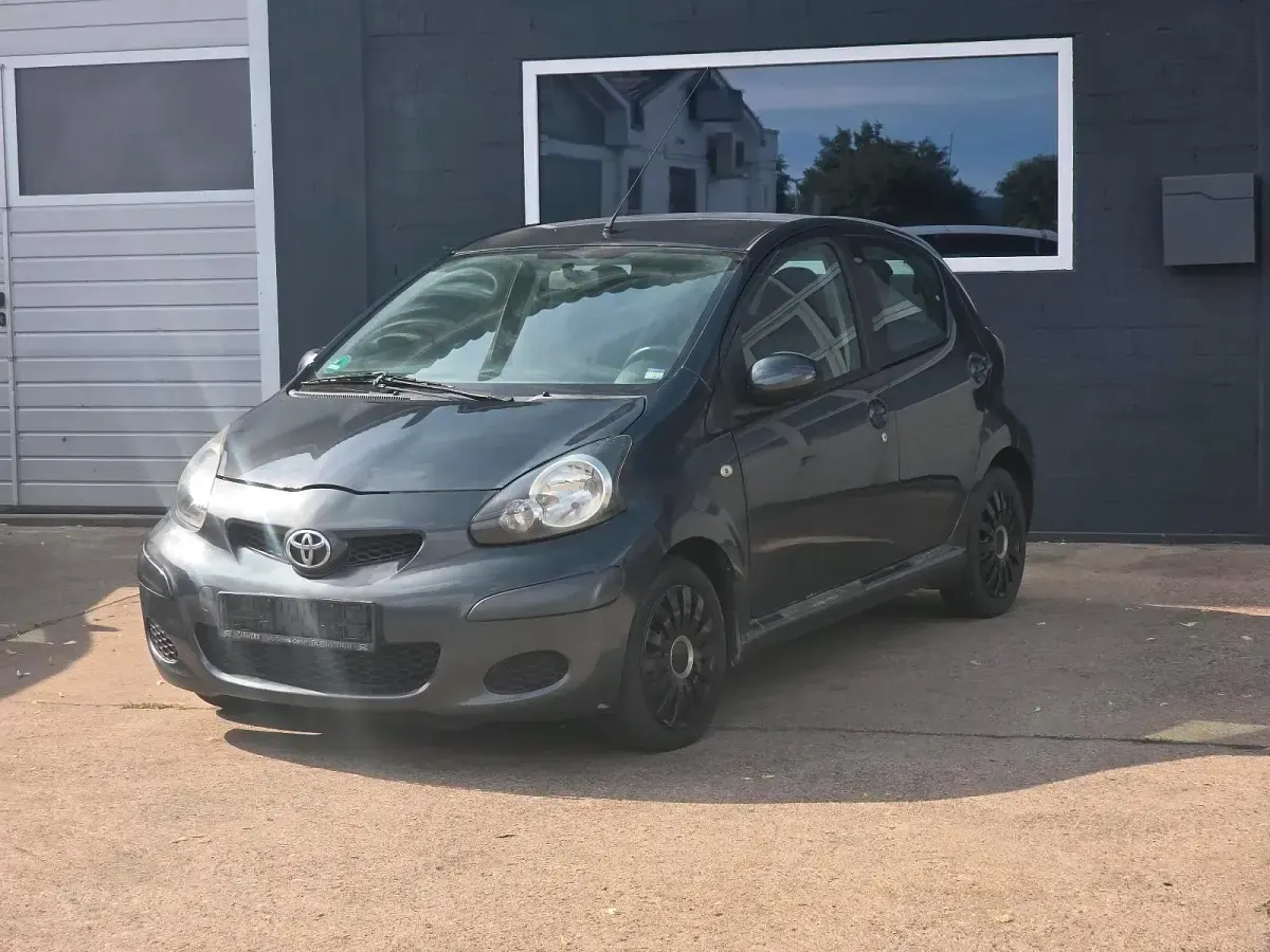 Gebraucht Toyota Aygo 68 PS (50 kW) 2011 Schwarz Kleinwagen