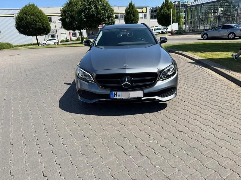 Grau Gebraucht 2019 Mercedes E400 Avantgarde Kombi | 35.000 € - Bild 1/4