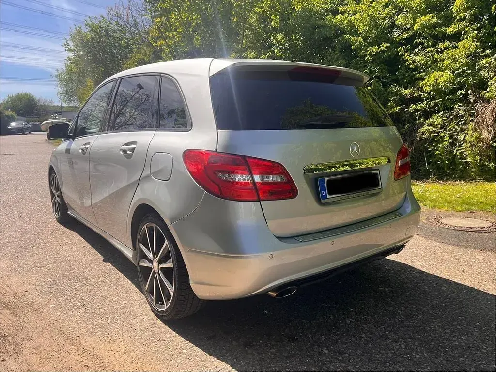 Gebraucht Mercedes B180 Style 122 PS (89 kW) 2014 Silber Kleinwagen