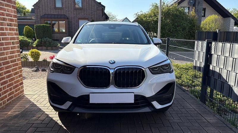 Weiß Gebraucht 2021 BMW X1 Advantage SUV | 22.500 € (Superpreis) - Bild 1/4