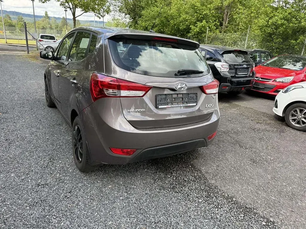 Gebraucht Hyundai ix20 Classic 90 PS (66 kW) 2013 Cashmere brown / mic Kleinwagen