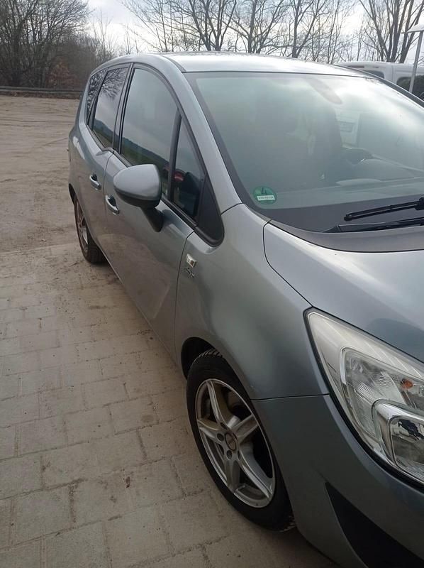 Grau Gebraucht 2013 Opel Meriva Van / Kleinbus | 2.699 € (Fairer Preis) - Bild 1/4