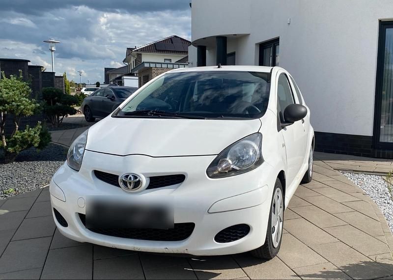 Weiß Gebraucht 2010 Toyota Aygo Kleinwagen | 1.600 € (Fairer Preis) - Bild 1/4