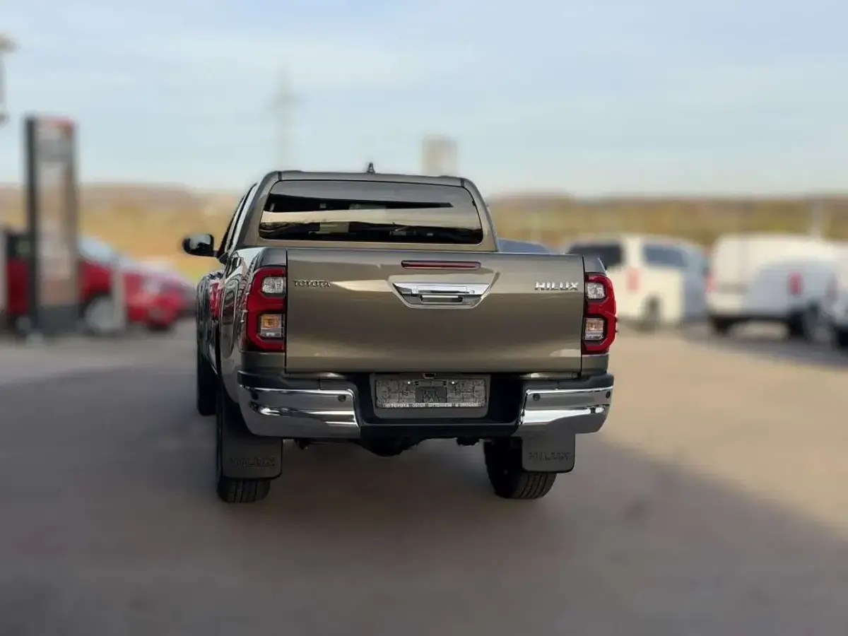 Neu Toyota HiLux Executive 204 PS (150 kW) 2025 Bronze Pickup