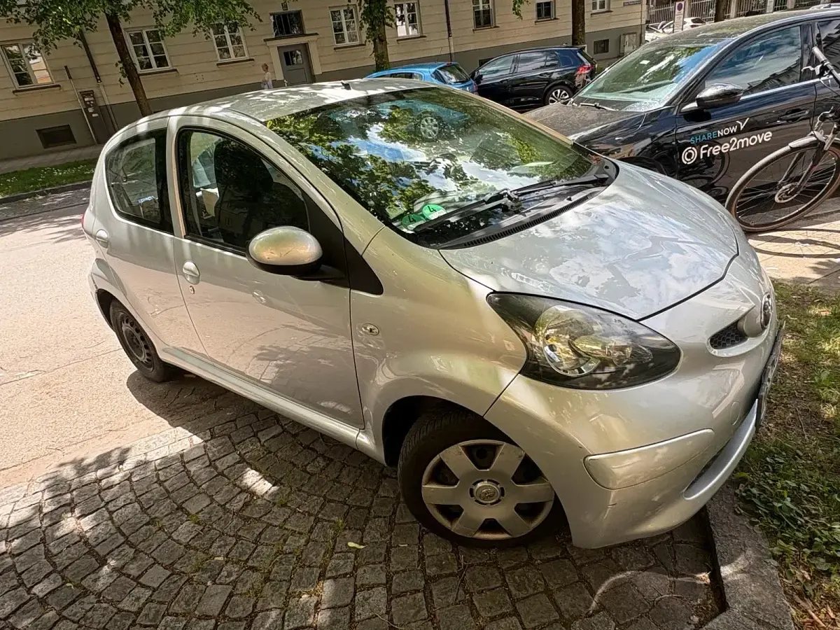 Gebraucht Toyota Aygo 72 PS (52 kW) 2008 Silber Kleinwagen