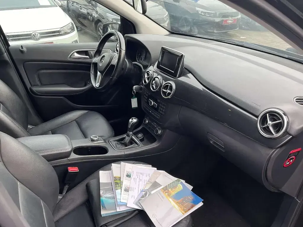 Gebraucht Mercedes B180 122 PS (89 kW) 2012 Kosmosschwarz  metalliclack Kleinwagen