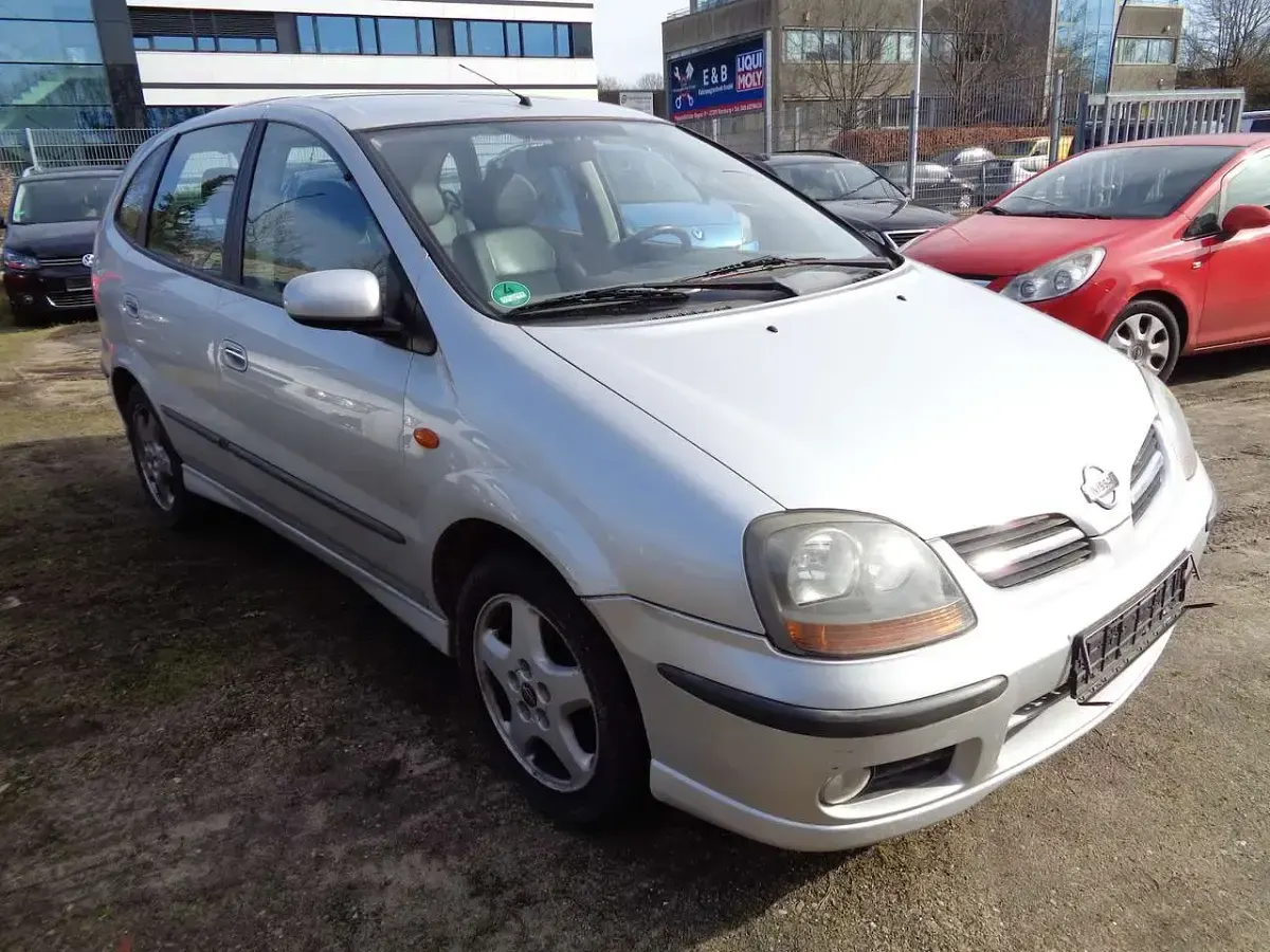 Gebraucht Nissan Almera Tino 114 PS (83 kW) 2003 Silber Van / Kleinbus