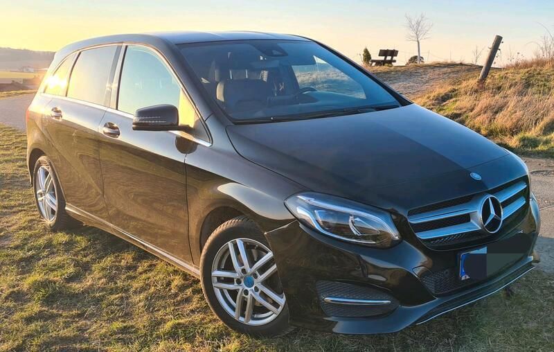 Schwarz Gebraucht 2016 Mercedes B200 Van / Kleinbus | 15.300 € (Fairer Preis) - Bild 1/4