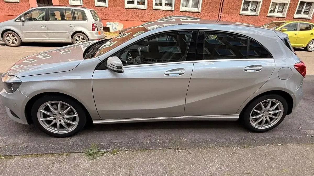 Gebraucht Mercedes A180 122 PS (89 kW) 2012 Silber Kleinwagen