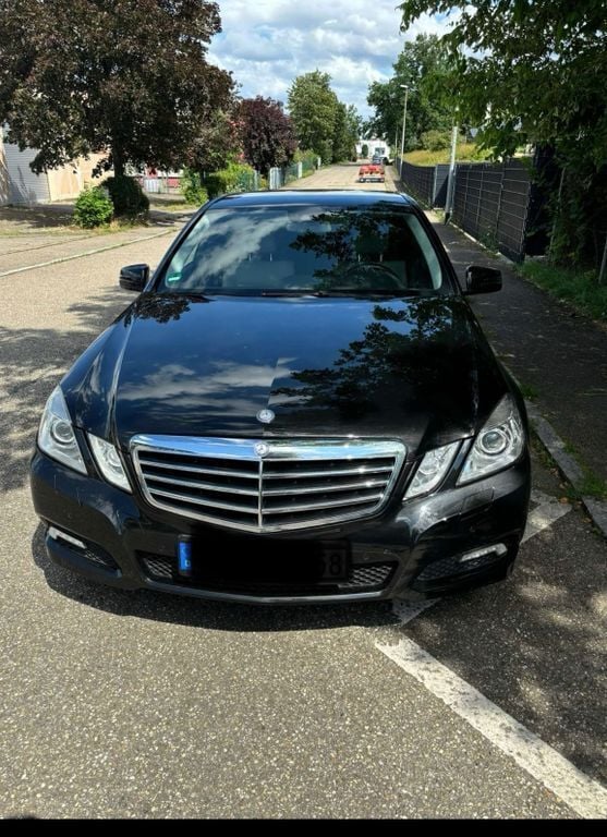 Schwarz Gebraucht 2009 Mercedes E250 Avantgarde Limousine | 11.000 € (Superpreis) - Bild 1/4