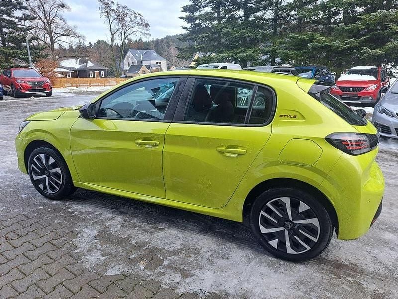 Gelb Neu 2026 Peugeot e-208 Style Kleinwagen | 29.990 € (Superpreis) - Bild 1/4
