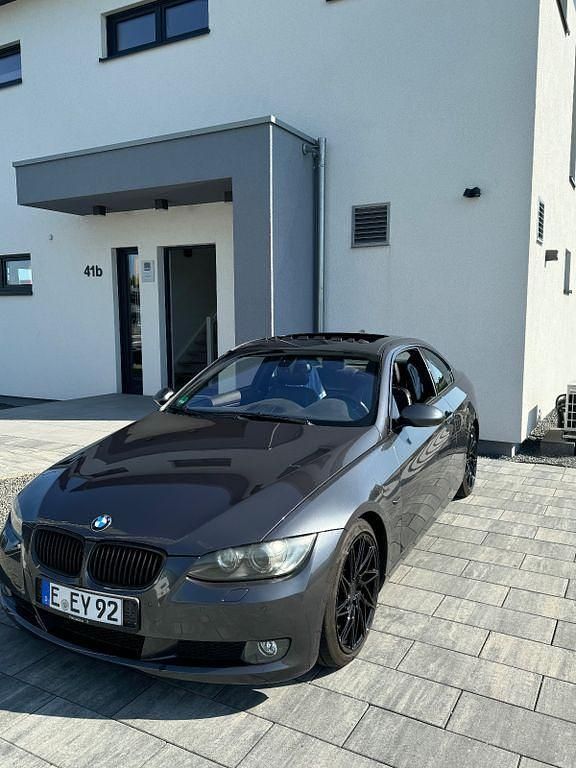 Grau Gebraucht 2006 BMW 330 Performance Coupé | 18.999 € - Bild 1/4