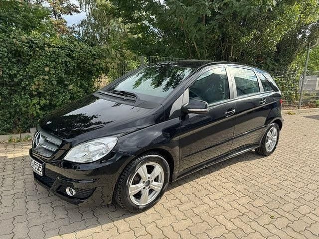 Kosmosschwarz metalliclack Gebraucht 2011 Mercedes B180 Van / Kleinbus | 7.250 € (Fairer Preis) - Bild 1/4