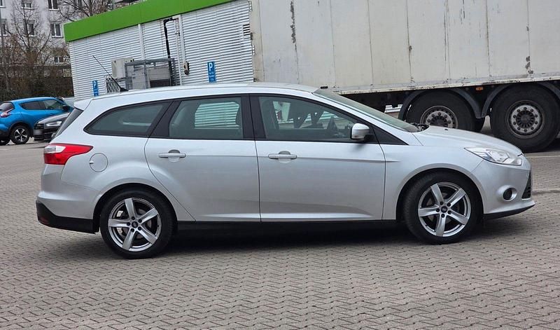 Gebraucht Ford Focus 105 PS (77 kW) 2013 Grau Kombi