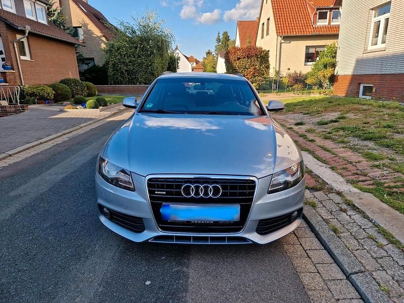 Grau Gebraucht 2025 Audi A4 S-Line Kombi | 6.900 € - Bild 1/4