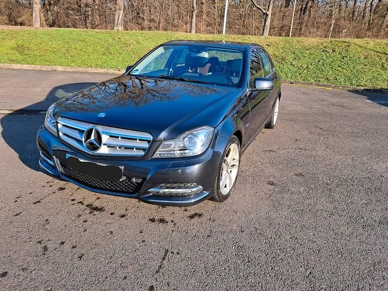 Grau Gebraucht 2012 Mercedes C250 Limousine | 10.900 € (Fairer Preis) - Bild 1/4