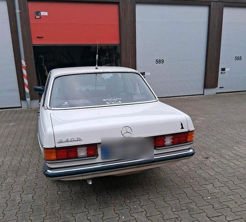 Gebraucht Mercedes 240 72 PS (52 kW) 1984 Weiß Limousine